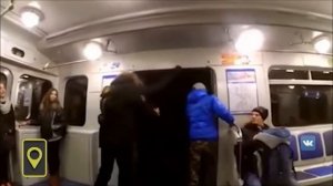 В метро Петербурга курсировал поезд с открытой дверью