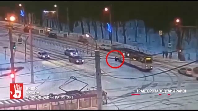 В Тракторозаводском районе трамвай протащил зажатого в дверях пассажира смотреть онлайн