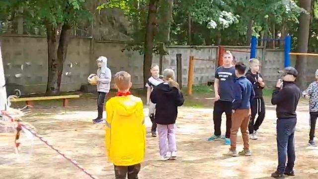 ПИОНЕРБОЛ В ЛАГЕРЕ "ИСКРА" 1 СМЕНА 2022 Г. ИГРАЮТ 5 И 6 ОТРЯДЫ. ЛЕТО С ПОЛЬЗОЙ. СПОРТИВНЫЕ ИГРЫ.