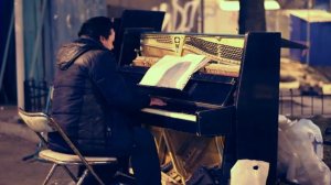 Игра на фортепиано на улице