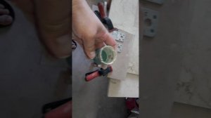 Коронкой без сверла делаем отверстия в кафеле. Сверление упором в угол.