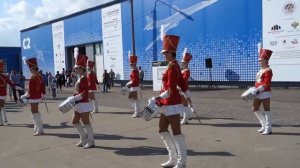 Ансамбль барабанщиц на праздник в Москве (Столичный марш)