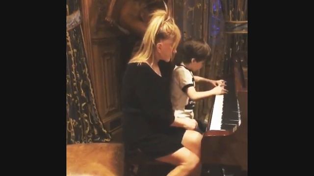 Алла с сыном Гарри играют на пианино смотреть онлайн