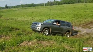 Toyota Prado 150 по грязи поднимается в гору тойота прадо 150 2.8 дизель 2.8d бездорожье off-road