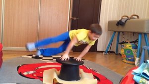 Учимся делать круги на гимнастическом грибке.