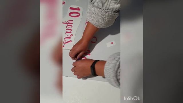 Нанесение наклейки на коробку сюрприз