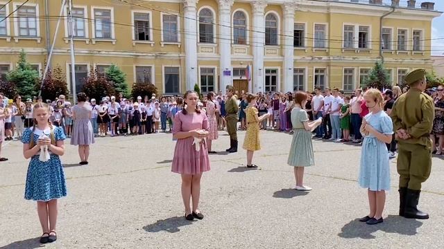 Прикумчане вместе со всей страной в 12:15 склонили головы в минуте молчания. смотреть онлайн