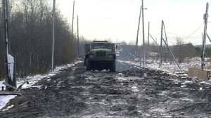 Классическая дорога в поселке Гари Свердловской области   около Исправительной колонии 8