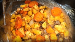 Ужин без возни! Картошечка с овощами в рукаве!