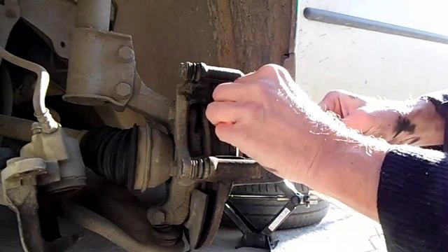 Замена передних тормозных колодок на Рено Логан. смотреть онлайн