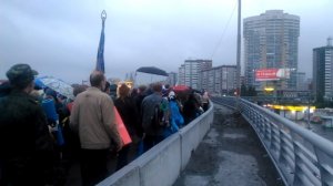 Колебания автомобильного моста во время движения крестного хода. Город Екатеринбург