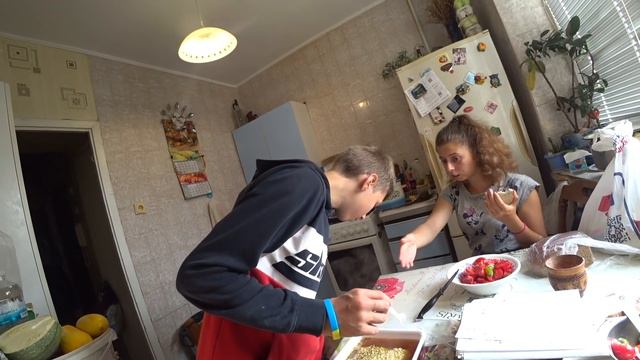 КОСТЯ ПЕРВЫЙ РАЗ ПРОБУЕТ БИГ ЛАНЧ ИЗ РОССИИ смотреть онлайн