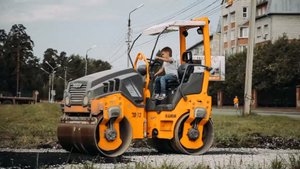 Ребенок управляет экскаватором.