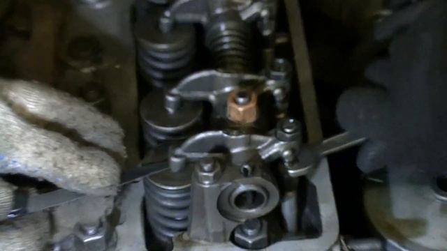 Регулировка клапанов, решаем, что делать с новой шпилькой, на которой сорвало резьбу и меняем фильт смотреть онлайн