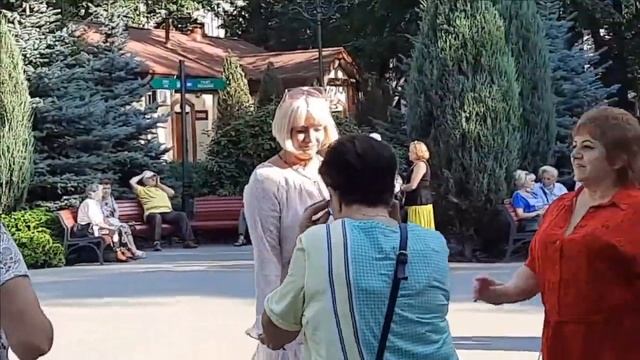 ЗАТИХАЕТ ЛЕТНИЙ ВЕЧЕР,ПО КАРМАНАМ БРОДИТ ВЕТЕР... смотреть онлайн