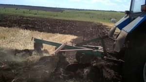 Работа ОТВАЛОВ и ПОЛЕВЫХ ДОСОК TEKRONe по переувлажненной почве.