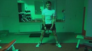 Накачать ягодицы и ноги (приседания с гантелей)