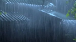 В глубоком сне с проливным дождем и энергичным громом на ржавой жестяной крыше в бесплодном тропиче