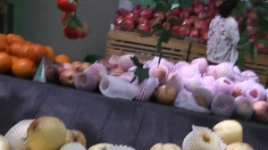 Китай, о. Хайнань, бухта Дадунхай, ЦЕНЫ на фрукты в торговом центре Ананас!