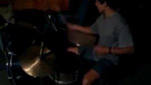 Играет на барабанах 13 летний мальчик!