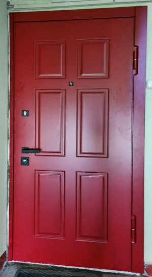 Установка двери. Красная дверь с отделкой МДФ. Ремонт двери от Секрет24. Дверь в квартиру с отделкой
