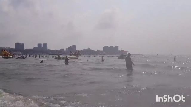 АНАПА. 23 Июля 2021 г. На море волны, но люди все равно купаются. смотреть онлайн