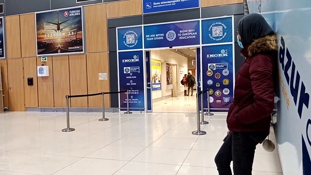 Аэропорт Харькова, зона прилёта. Встречаем пассажирку из Познани смотреть онлайн