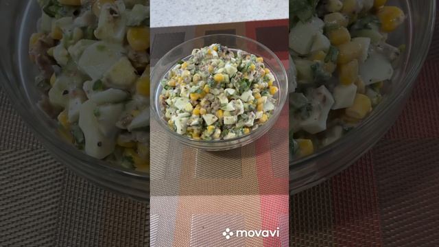 Салат из рыбной консервы с яйцом, с огурцом  и кукурузой.