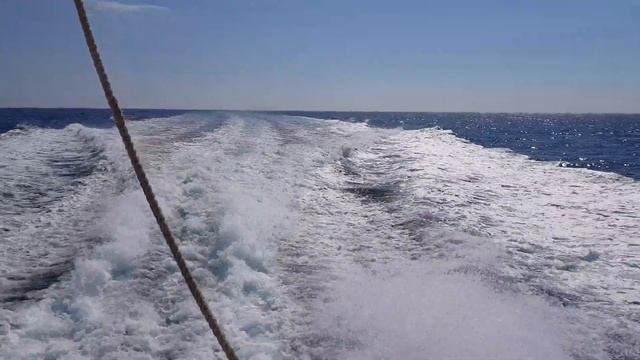 Корабль Eolie Savadori. скорость 40км. час. Идем на Остров Вулька́но