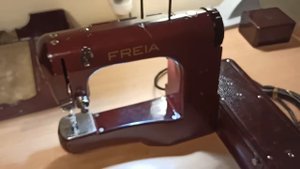 Уникальная портативная швейная машина "Freia" (VEB MEWA).  Sewing Machine "Freia" (Fisher MEWA).