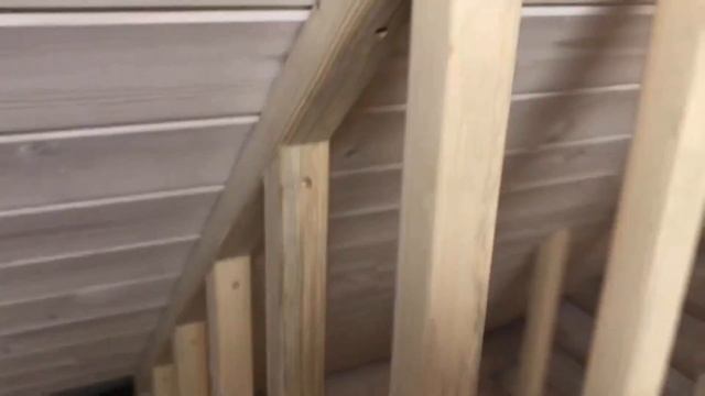 ДЕРЕВЯННАЯ ЛЕСТНИЦА В ДОМЕ С КОСЫМ ПОТОЛКОМ смотреть онлайн