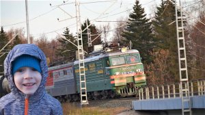 Макс идет смотреть поезда.