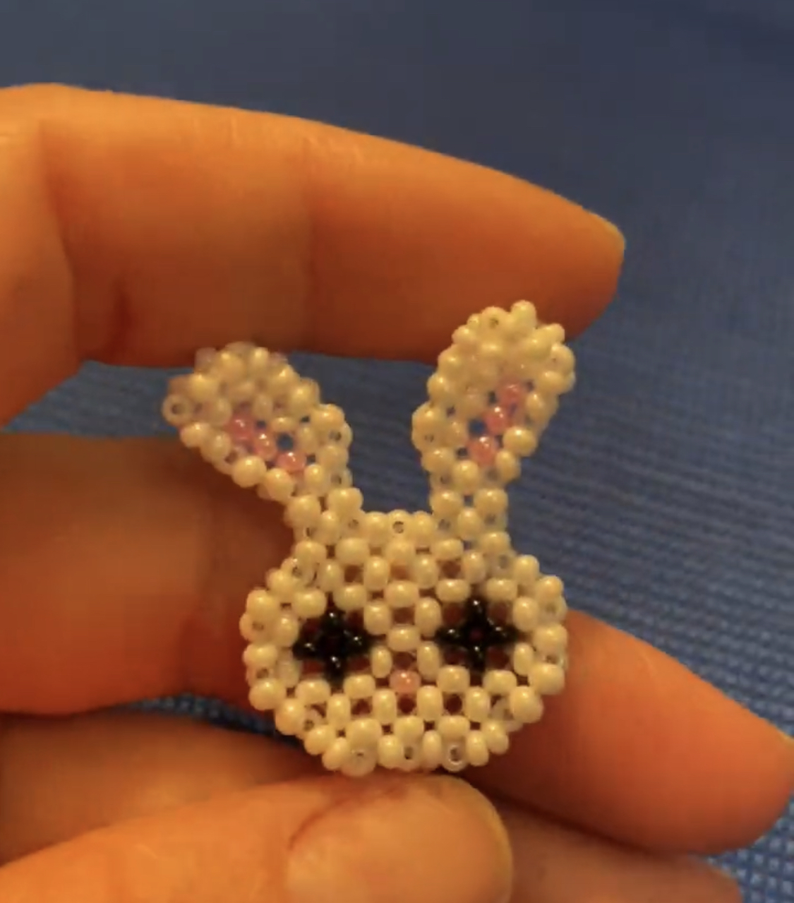 Зайка из бисера Фигурка в технике крестик смотреть онлайн