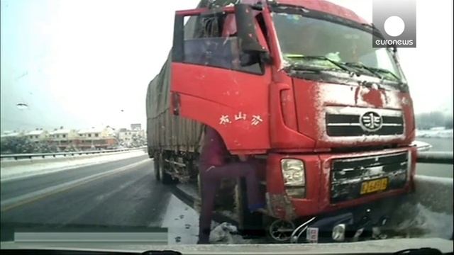 Мужчина выжил после того как его протащила по земле фура смотреть онлайн