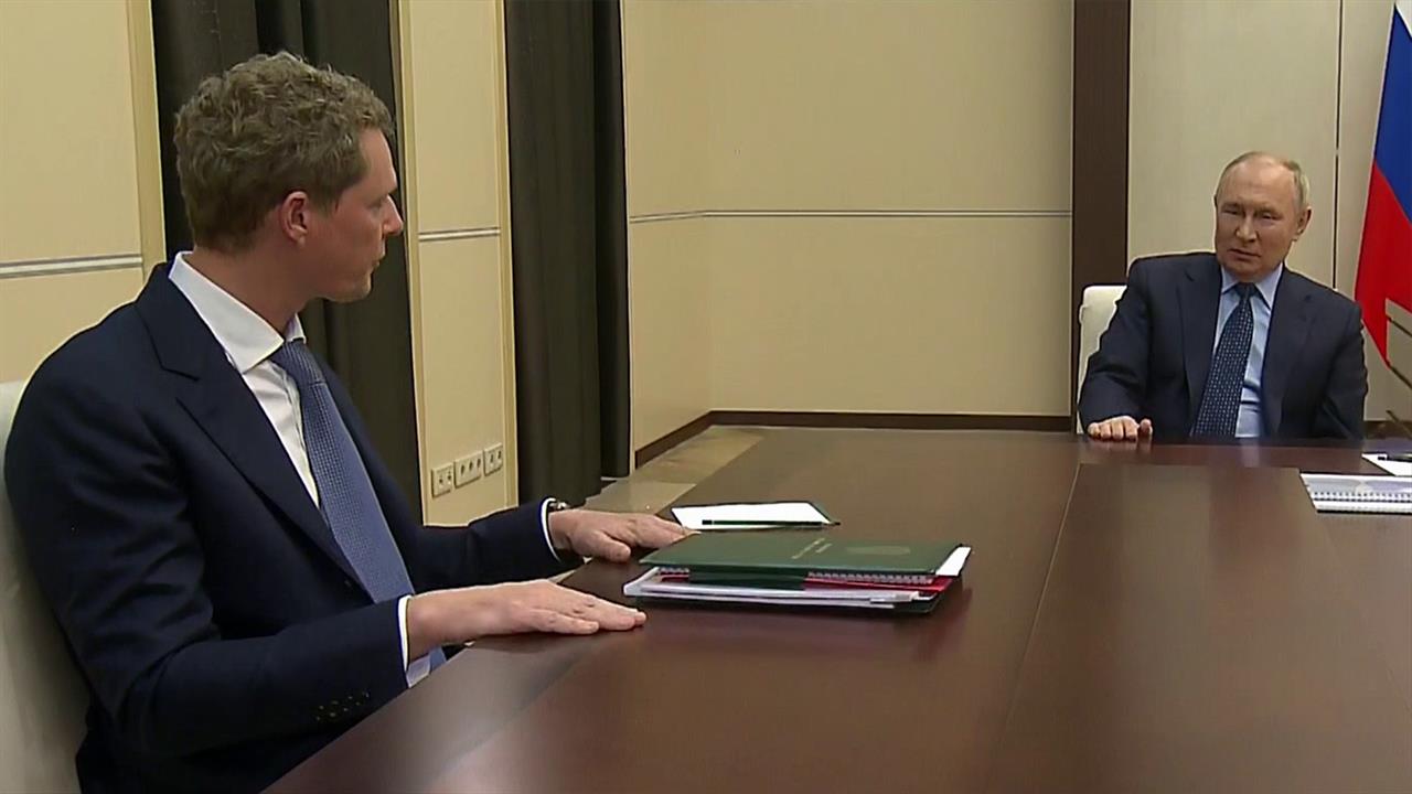 Владимир Путин провел встречу с главой Федеральной налоговой службы