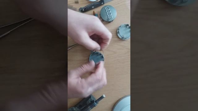 Как отремонтировать колпачки на автомобильных дисках