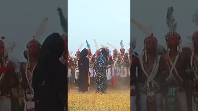 невеста выбирает одного жениха среди сотни из племени африка.mp4