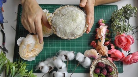 Композиция с искусственными цветами и сухоцветами