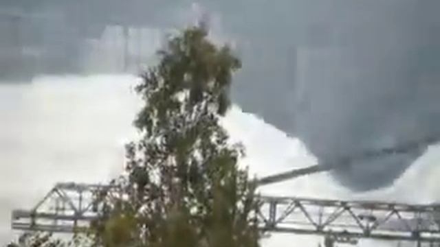 Сброс воды с плотины Красноярской ГЭС смотреть онлайн