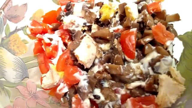 Салат рождественский венок, новогодний салат, салат с курицей и шампиньонами.