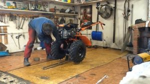 Мотоблок Патриот Урал, подкатной домкрат для замены колес на фрезы.