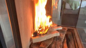 Как правильно разжигать камин. Наш панорамный камин.