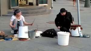Малобюджетный дуэт. Уличная музыка на необычных музыкальных инструментах