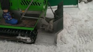 Гусеничный минитрактор .Резиновые гусеницы. Первый снег.