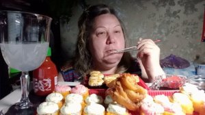 Роллы, луковые кольца, соус,