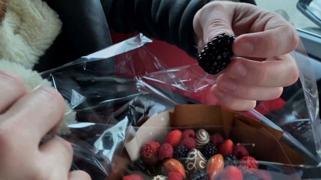 ПОДАРИЛА БУКЕТ ПАРНЮ ?| обманули с ценой и декором | ДР в доме за городом смотреть онлайн