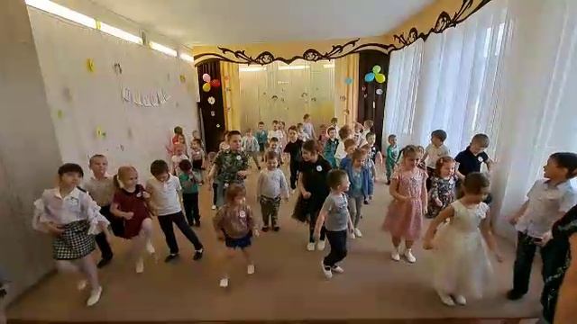 Флешмоб "Мы маленькие звёзды" подготовительная и младшая группы ДОУ смотреть онлайн