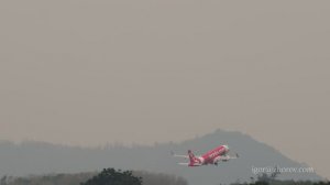 Эйрбас А320 авиакомпании Thai AirAsia взлетает из аэропорта Пхукет.