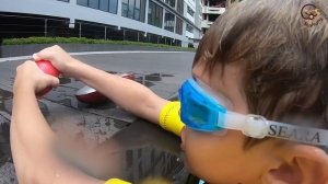 Дети и игрушки. Диана и Даня ловят огромные яйца с сюрпризы. МанкиТайм