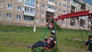 Витя и Саша качаются на качелях в парке
